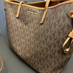 Michael Kors tote bag and matching wallet